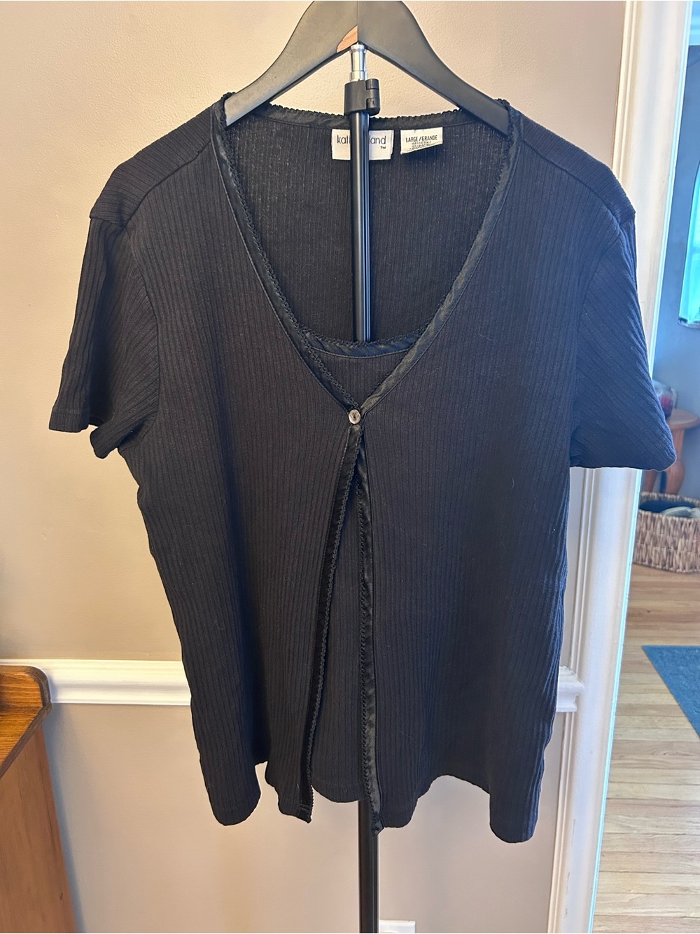 Vintage 90s kathy ireland Black Ribbed Short Sleeve V-Neck Top
